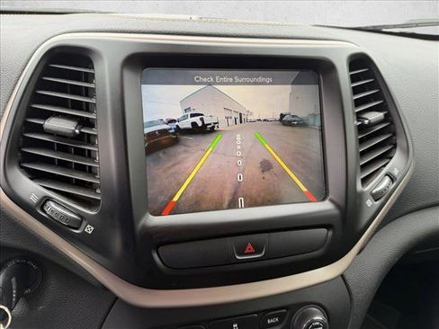 Used 2017 Jeep Cherokee Latitude w/ Cold Weather Group image 19