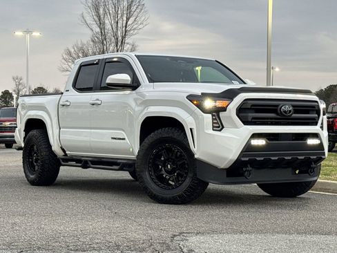 Used 2025 Toyota Tacoma SR5 image 2