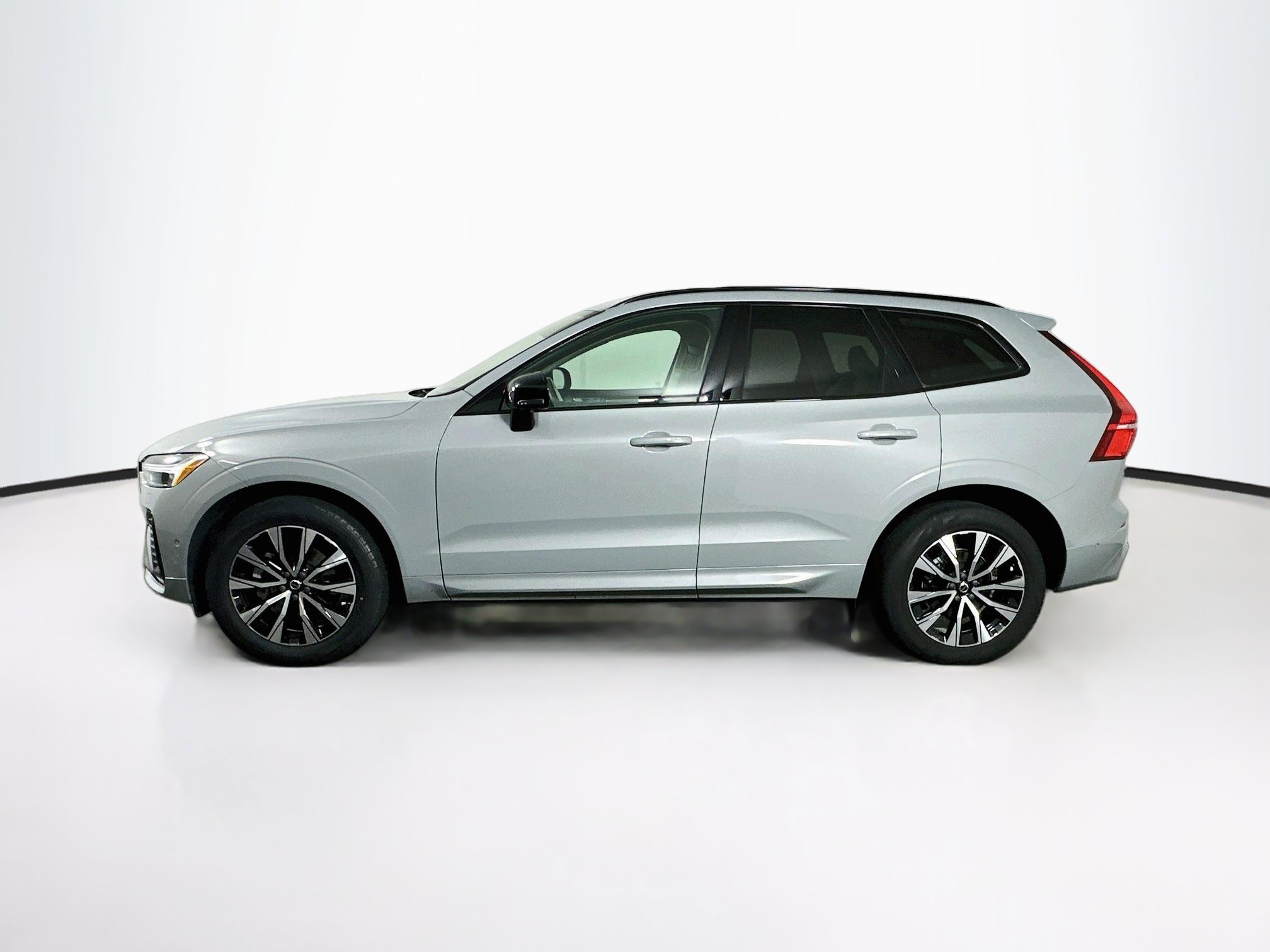 Used 2024 Volvo XC60 B5 Plus w/ Protection Package Premier AWD/4WD image 4
