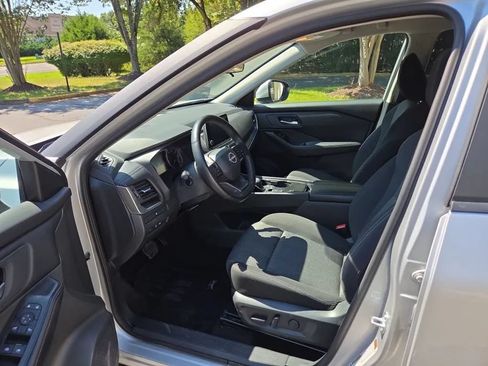 Used 2025 Nissan Rogue SV FWD image 5