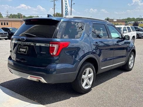Used 2017 Ford Explorer XLT w/ Equipment Group 202A AWD/4WD image 26