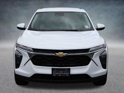 Used 2025 Chevrolet Trax LS w/ LS Convenience Package FWD image 26
