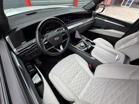 Used 2025 Cadillac Escalade ESV V image 21