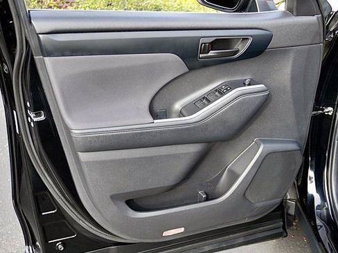 Used 2024 Toyota Highlander LE image 25