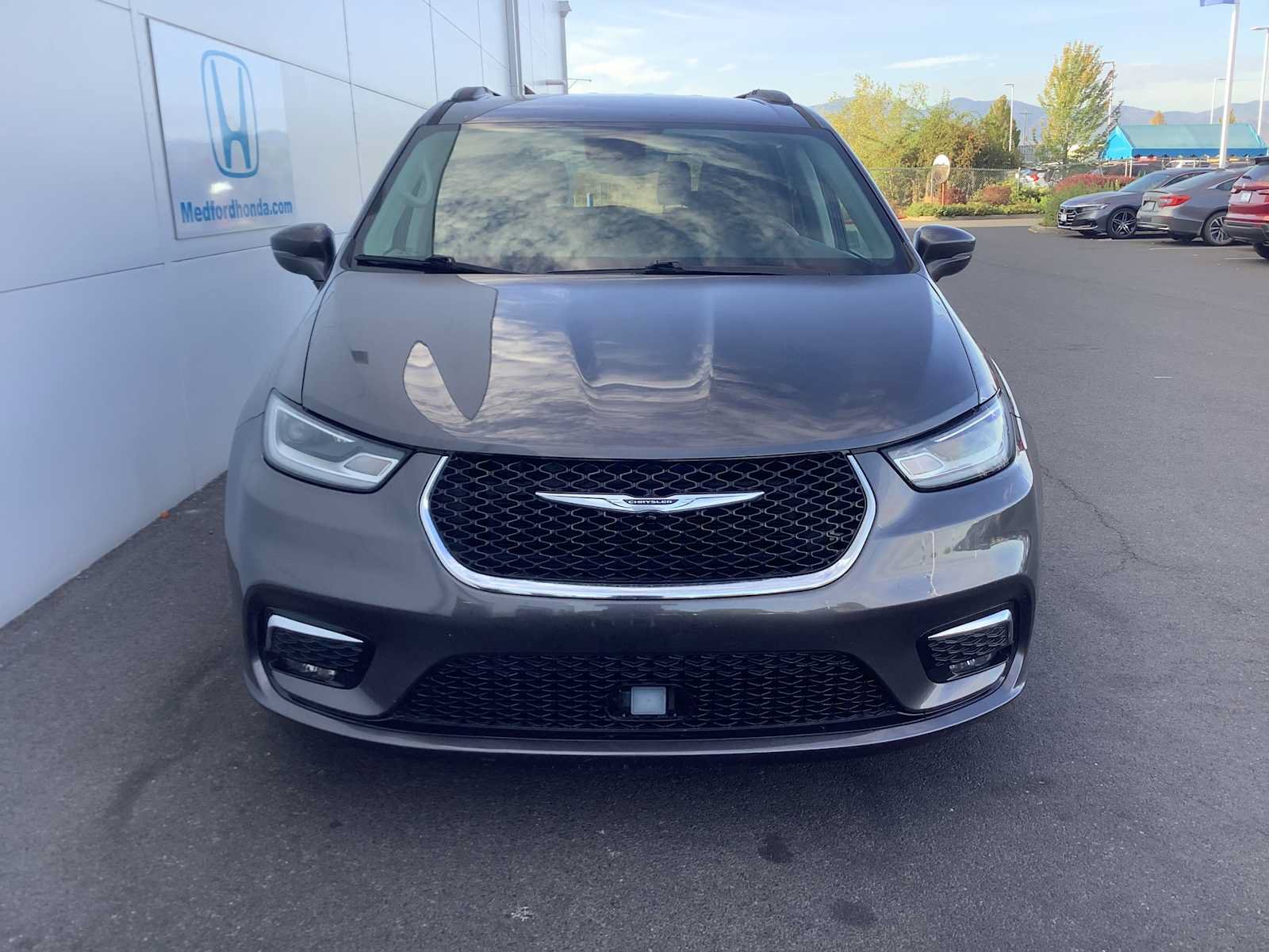 Used 2022 Chrysler Pacifica Touring-L FWD image 6