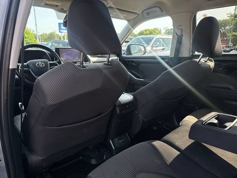 Used 2023 Toyota Highlander LE FWD image 37
