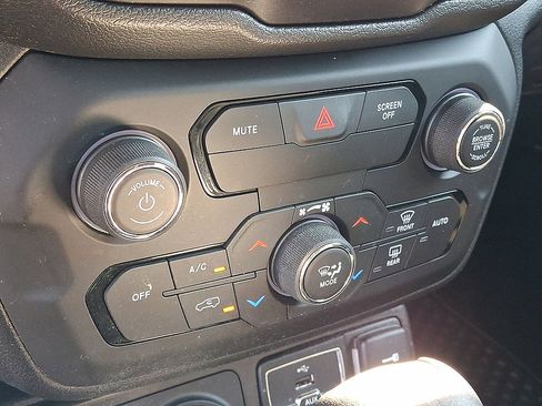 Used 2018 Jeep Renegade Latitude w/ Cold Weather Group AWD/4WD image 25