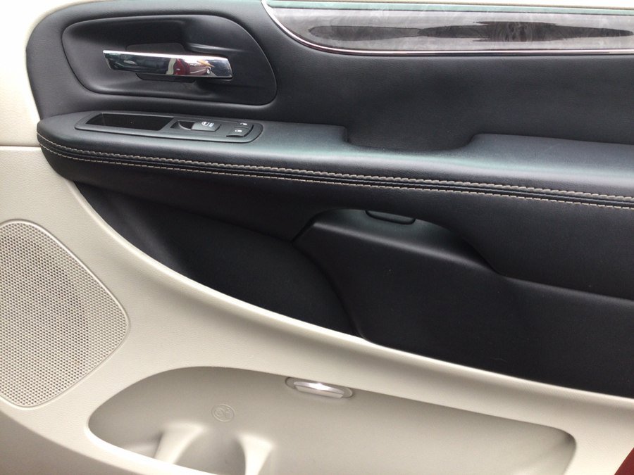 Used 2015 Chrysler Town & Country Touring w/ Driver Convenience Group FWD image 12