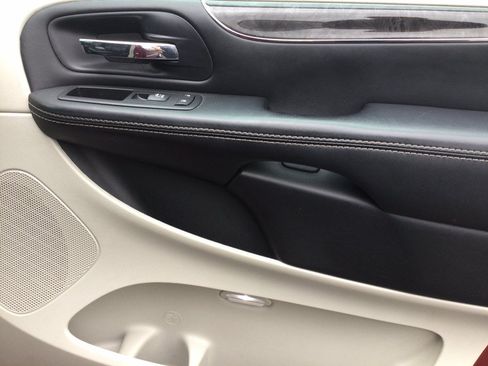 Used 2015 Chrysler Town & Country Touring w/ Driver Convenience Group FWD image 12
