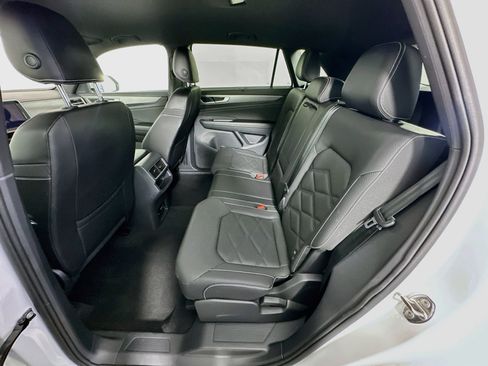 Used 2025 Volkswagen Atlas Cross Sport SE FWD image 29