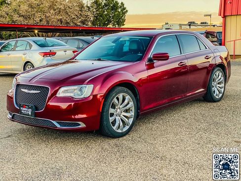 Used 2018 Chrysler 300 Touring L image 4