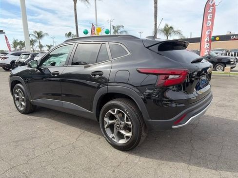 Used 2025 Chevrolet Trax LT FWD image 3
