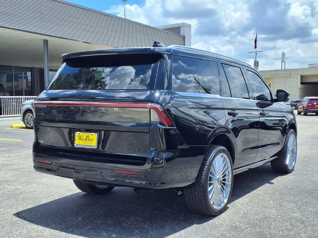 New 2026 Lincoln Navigator Reserve AWD/4WD image 2