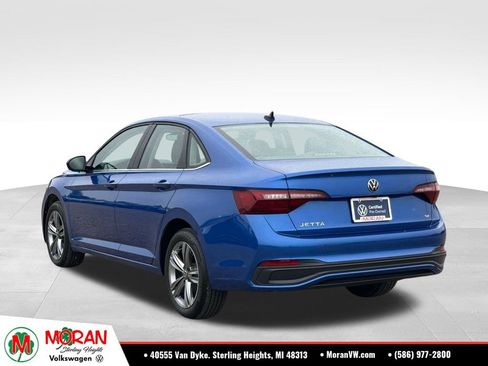 Used 2023 Volkswagen Jetta SE w/ Panoramic Sunroof Package FWD image 3