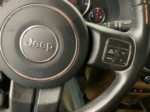 Used 2017 Jeep Wrangler Unlimited Rubicon w/ Connectivity Group AWD/4WD image 22