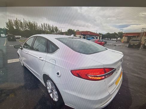 Used 2019 Ford Fusion SE image 4