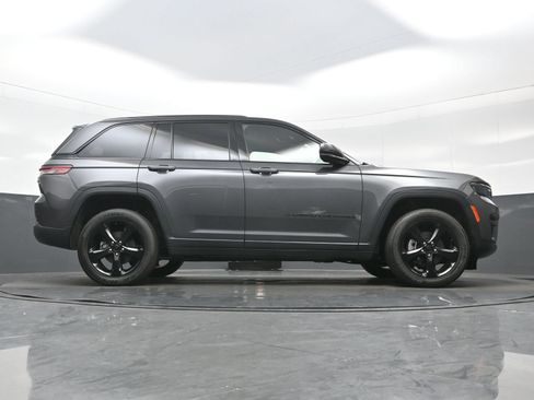 Used 2023 Jeep Grand Cherokee Altitude AWD/4WD image 33