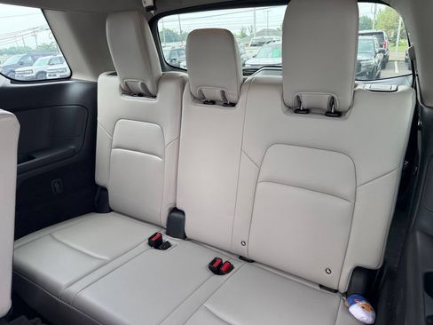 Used 2023 Nissan Pathfinder SL AWD/4WD image 12
