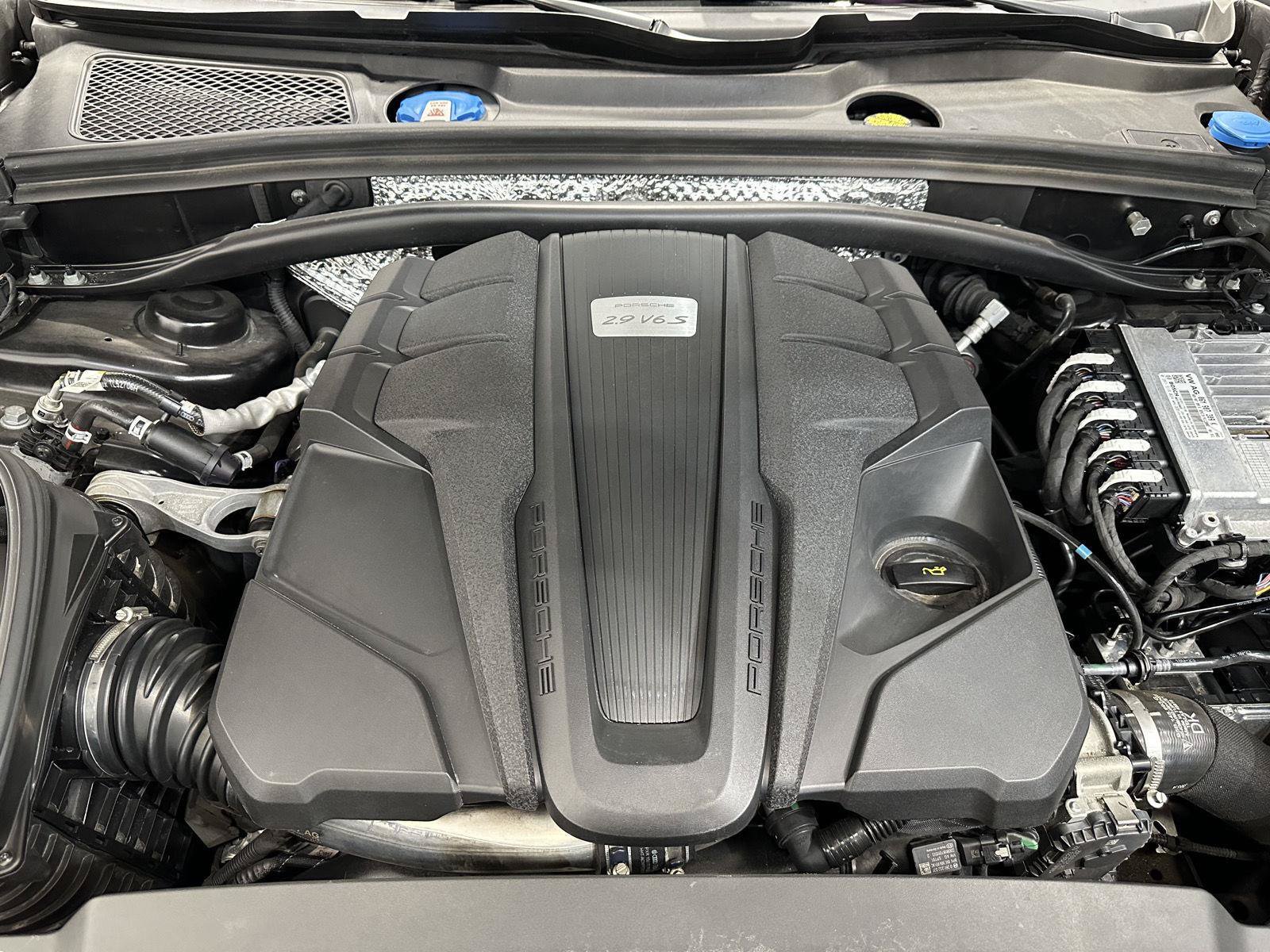 Used 2024 Porsche Macan S AWD/4WD image 45