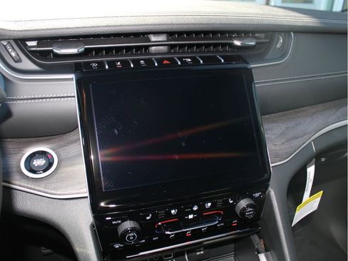 New 2025 Jeep Grand Cherokee Limited w/ Luxury Tech Group II image 17