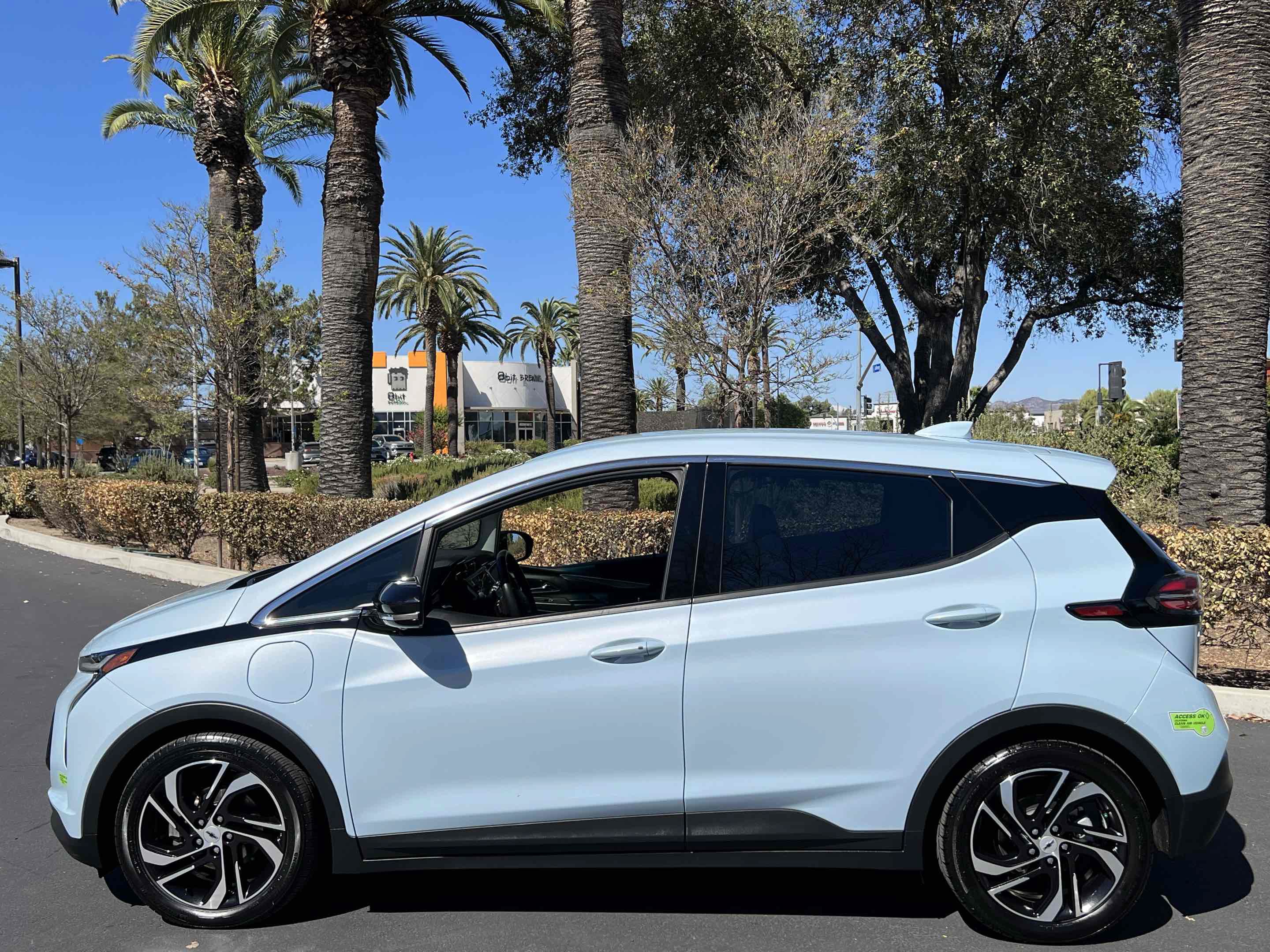Used 2023 Chevrolet Bolt LT w/ Infotainment Package FWD image 17