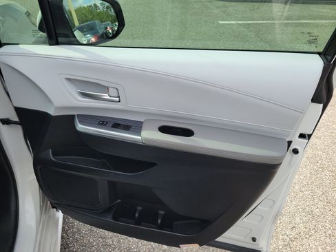 Certified 2025 Toyota Sienna XLE FWD image 28