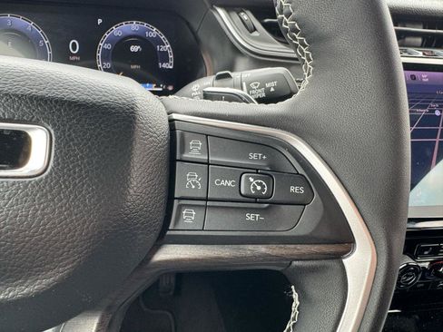 Used 2025 Jeep Grand Cherokee Limited AWD/4WD image 17