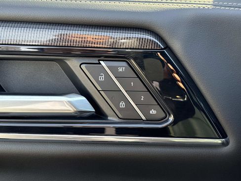 Used 2025 GMC Yukon Elevation image 13