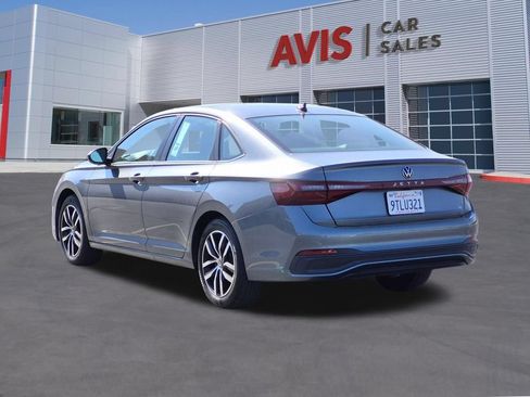 Used 2025 Volkswagen Jetta SE FWD image 9