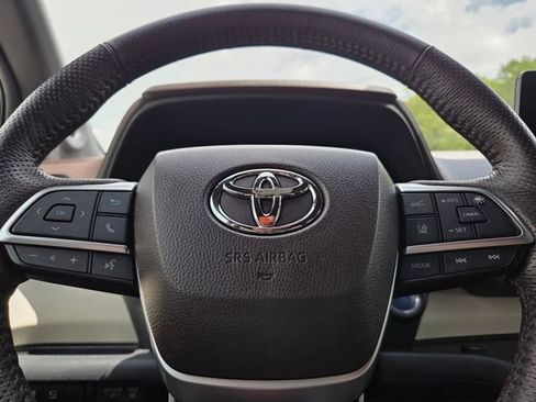 Used 2023 Toyota Sienna Platinum AWD/4WD image 33