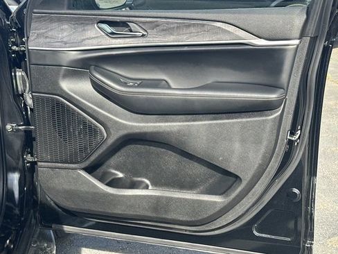 Used 2024 Jeep Grand Cherokee Limited w/ Luxury Tech Group II image 16