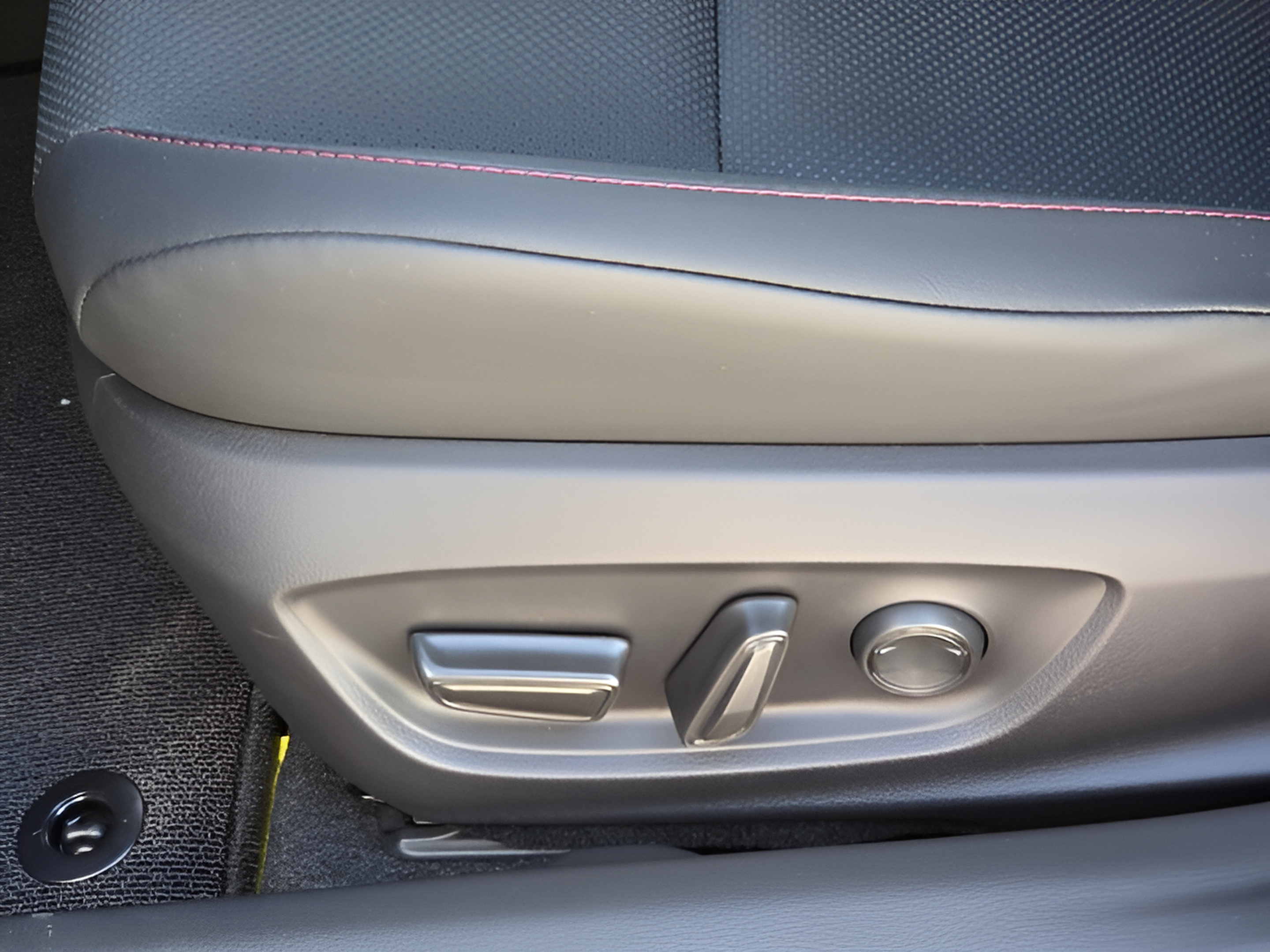New 2026 Toyota Prius Plug-In Hybrid FWD image 9