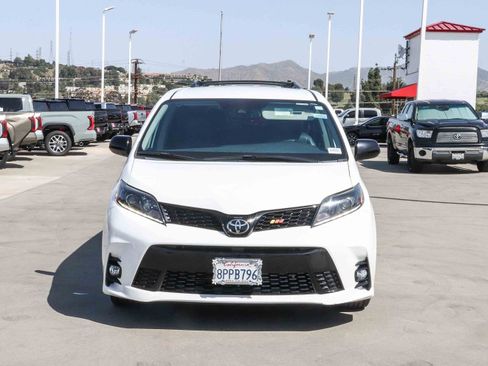 Used 2020 Toyota Sienna SE w/ Nightshade Edition FWD image 2