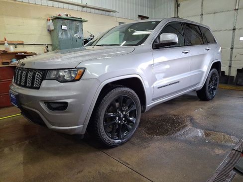 Used 2018 Jeep Grand Cherokee Altitude image 2