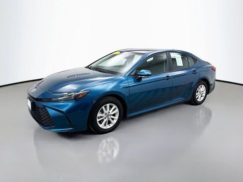 Used 2025 Toyota Camry LE image 3