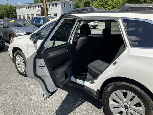 Used 2018 Subaru Outback 2.5i Premium AWD/4WD image 14
