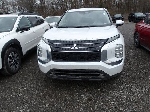 Used 2024 Mitsubishi Outlander ES image 1