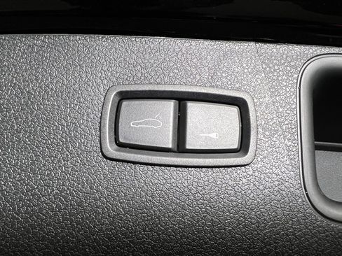 Certified 2025 Porsche Macan image 18