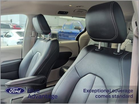 Used 2024 Chrysler Pacifica Touring-L FWD image 11