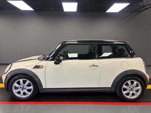 Used 2010 MINI Cooper Hardtop FWD image 2
