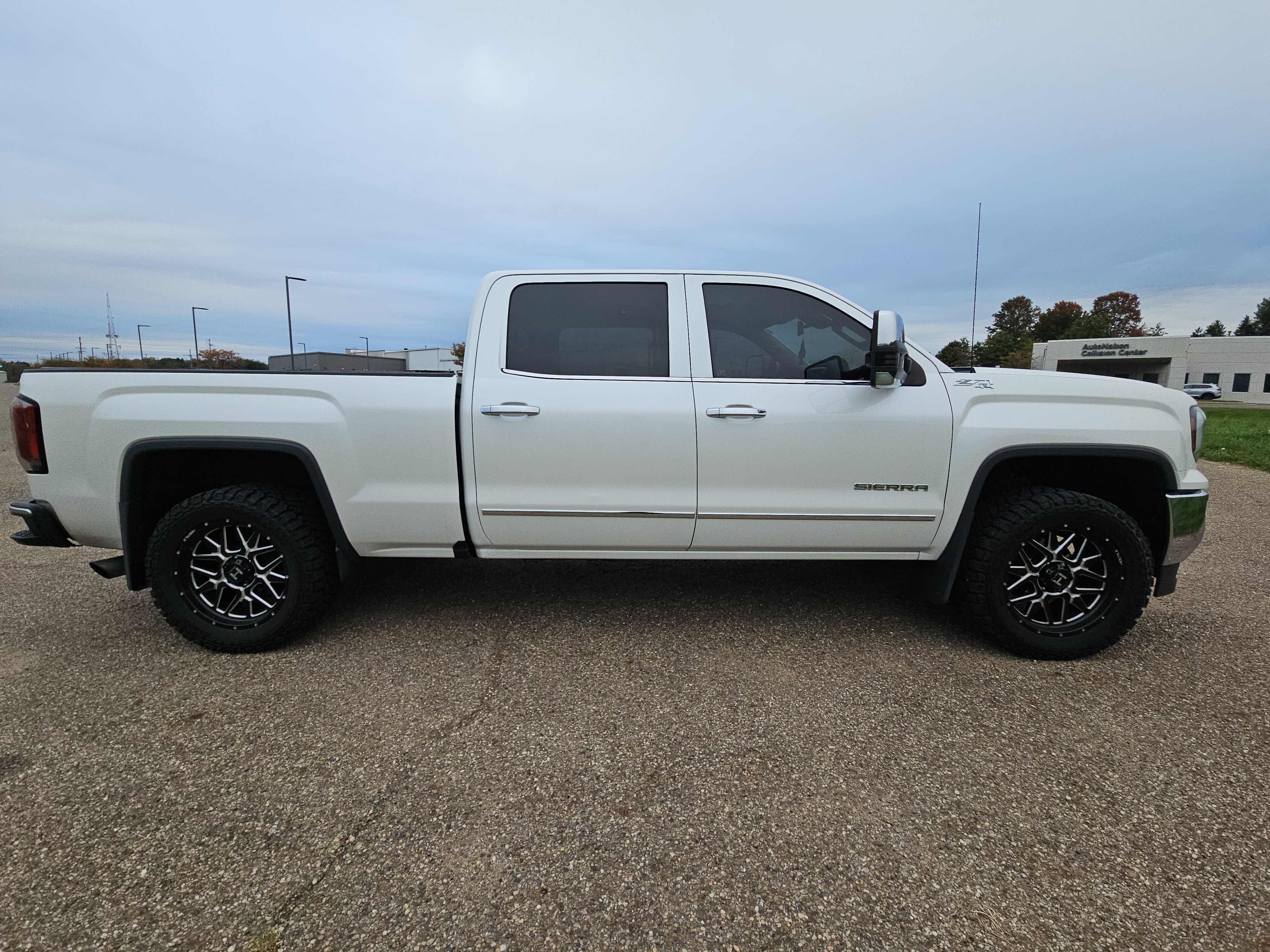 Used 2018 GMC Sierra 1500 SLT AWD/4WD image 3