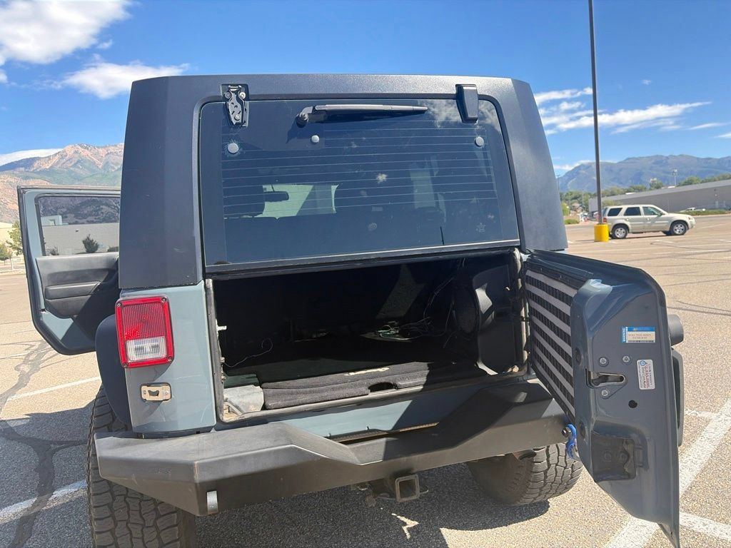 Used 2014 Jeep Wrangler Unlimited Rubicon w/ Connectivity Group AWD/4WD image 31