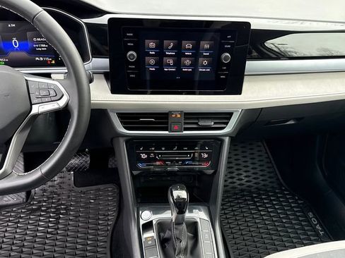 Certified 2025 Volkswagen Taos SE w/ Panoramic Sunroof Package image 21