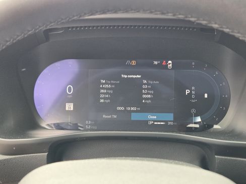 Used 2025 Volvo XC40 B5 Plus image 24