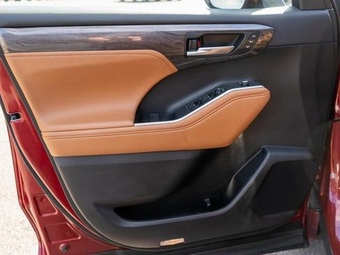 Used 2023 Toyota Highlander Platinum image 22