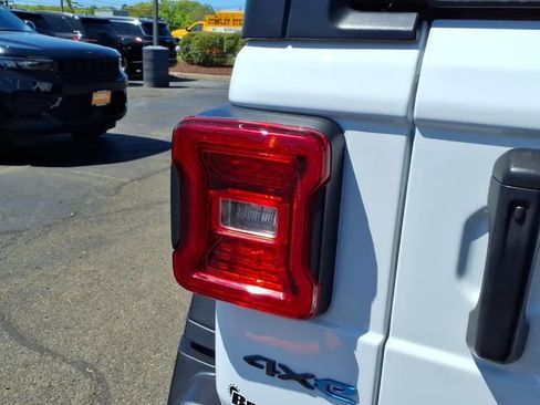 Used 2024 Jeep Wrangler Unlimited AWD/4WD image 13