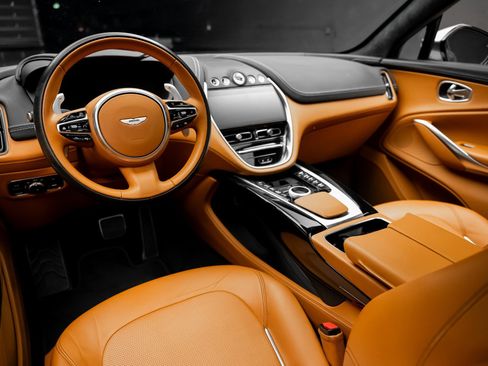 Used 2021 Aston Martin DBX image 2