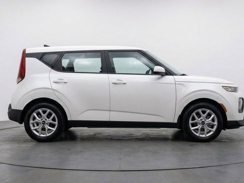 Used 2025 Kia Soul LX w/ LX Technology Package image 11