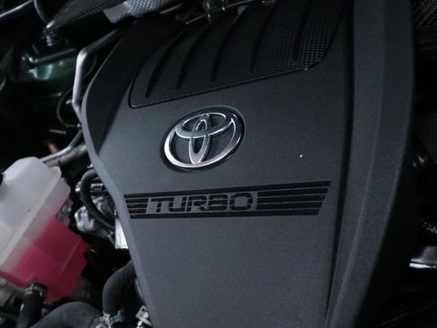 Used 2024 Toyota Highlander XLE FWD image 8