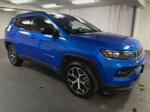 Used 2024 Jeep Compass Latitude AWD/4WD image 2
